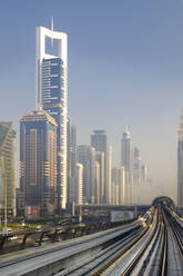 Blick auf das U-Bahn-Netz von Dubai und die Wolkenkratzer, Dubai, Vereinigte Arabische Emirate, Naher Osten - RHPLF04437