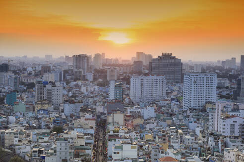 Blick auf die Bui Vien Straße und die Skyline des Stadtzentrums von Ho Chi Minh Stadt (Saigon), Vietnam, Indochina, Südostasien, Asien - RHPLF04441