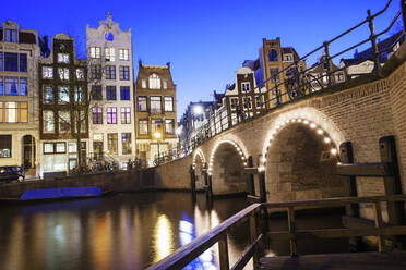 Blick auf hohe Gebäude aus dem 18. Jahrhundert an einer Gracht in Amsterdam, Holland, Niederlande, Europa - RHPLF04447