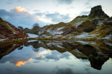 Fairy Glen bei Sonnenaufgang, Isle of Skye, Innere Hebriden, Schottland, Vereinigtes Königreich, Europa - RHPLF04458