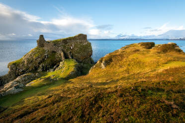 Dunscaith Castle, Isle of Skye, Innere Hebriden, Schottland, Vereinigtes Königreich, Europa - RHPLF04460