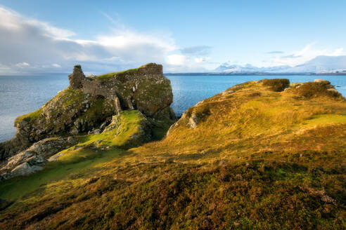 Dunscaith Castle, Isle of Skye, Innere Hebriden, Schottland, Vereinigtes Königreich, Europa - RHPLF04460