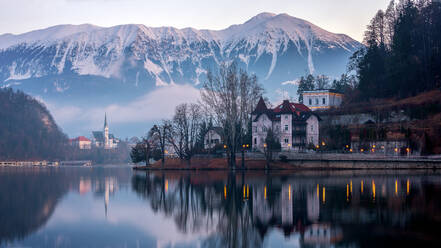 Der Bleder See bei Sonnenaufgang, Bled, Slowenien, Europa - RHPLF04466