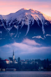 Die Kirche von St. Martin bei Sonnenaufgang, Bleder See, Slowenien, Europa - RHPLF04467