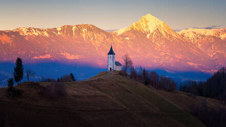 Die Kirche von St. Primoz, Jamnik, bei Sonnenuntergang, Slowenien, Europa - RHPLF04469