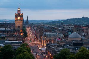 Princes Street bei Nacht, Edinburgh, Schottland, Vereinigtes Königreich, Europa - RHPLF04472