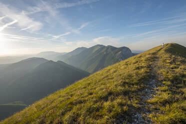 Junger Wanderer auf dem Gipfel des Mont Motette, Apennin, Umbrien, Italien, Europa - RHPLF04483