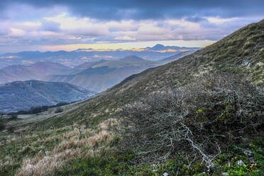 Lichtfleck auf dem Monte San Vicino nach einem Gewitter, Apennin, Umbrien, Italien, Europa - RHPLF04485