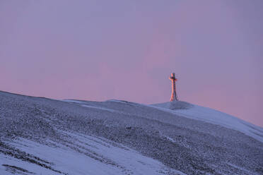 Gipfelkreuz des Monte Catria bei Sonnenaufgang im Winter, Apennin, Umbrien, Italien, Europa - RHPLF04489