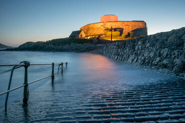 Fort Grey in der Dämmerung, Guernsey, Kanalinseln, Vereinigtes Königreich, Europa - RHPLF04511