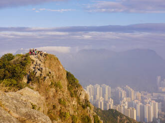 Wanderer auf dem Gipfel des Lion Rock, mit Blick auf die Stadt Hongkong von einem hohen Punkt aus, Hongkong, China, Asien - RHPLF04525