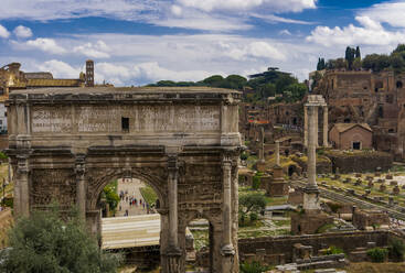 Panoramablick auf die noch erhaltenen Bauwerke und den Septimius-Severus-Bogen auf dem Forum Romanum, UNESCO-Weltkulturerbe, Rom, Latium, Italien, Europa - RHPLF04528