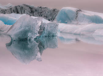 Eisberg-Reflexionen, Lagune Jokulsarlon, Island, Polarregionen - RHPLF04538