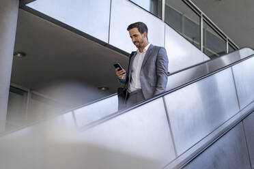 Geschäftsmann beim Telefonieren in der Stadt - DIGF08098