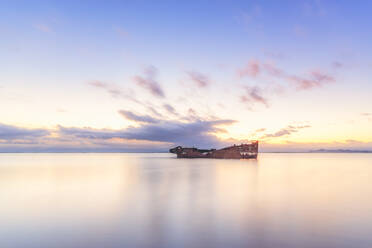 Janie Seddon Schiffswrack in der Golden Bay gegen den Himmel bei Sonnenuntergang, Motueka, Südinsel, Neuseeland - SMAF01335