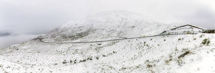 Panoramaaufnahme der Crown Range Road auf einem schneebedeckten Berg, Südinsel, Neuseeland - SMAF01336