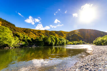 Landschaftliche Ansicht des Flusses gegen den Himmel an einem sonnigen Tag, Motueka Valley, Südinsel, Neuseeland - SMAF01345