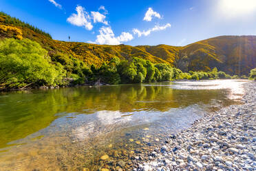 Malerischer Blick auf einen Fluss an einem sonnigen Tag im Motueka Valley, Südinsel, Neuseeland - SMAF01346