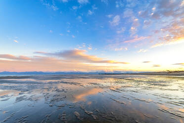 Landschaftlicher Blick auf den Strand gegen den Himmel bei Sonnenuntergang, Motueka, Südinsel, Neuseeland - SMAF01348