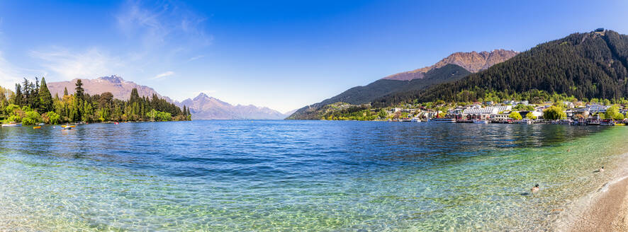 Blick auf den Lake Wakatipu gegen den Himmel in Queenstown, Südinsel, Neuseeland - SMAF01366