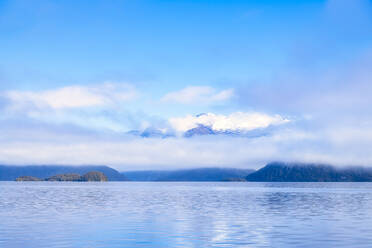 Blick auf den Lake Manapouri gegen den Himmel bei Te Anau, Südinsel, Neuseeland - SMAF01375