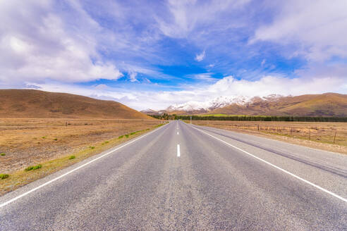 Abnehmende Ansicht des State Highway 8 gegen den Himmel, Tekapo, Südinsel, Neuseeland - SMAF01385
