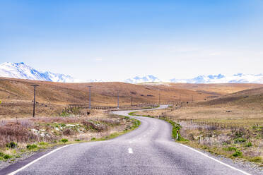 Abnehmender Blick auf leere Godley Peaks Road bewölkten Himmel, Tekapo, Südinsel, Neuseeland - SMAF01391