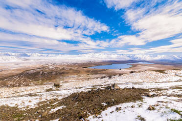 Blick auf die Landschaft vom Mount John Summit gegen den schneebedeckten Berg im Mount Cook National Park, Tekapo, Südinsel, Neuseeland - SMAF01392