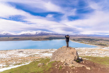 Frau genießt die Aussicht vom Mount John Summit am Lake Tekapo, Südinsel, Neuseeland - SMAF01396