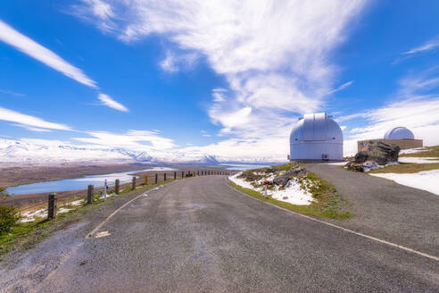Blick auf das Mount John University Observatory von der Straße aus, Tekapo, Südinsel, Neuseeland - SMAF01397
