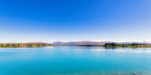 Idyllische Aufnahme des Ruataniwha-Sees vor blauem Himmel, Südinsel, Neuseeland - SMAF01399