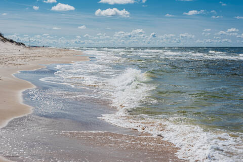 Hohe Winkel Ansicht von Meer Wellen rauschen am Strand gegen Himmel, Polen, lizenzfreies Stockfoto