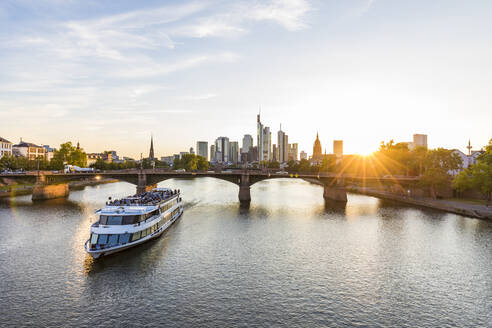 Ausflugsschiff im Main gegen den Himmel bei Sonnenuntergang in Frankfurt, Deutschland - WD05402