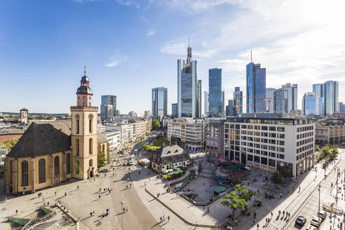 Katharinenkirche und Gebäude gegen den Himmel in Frankfurt, Deutschland - WD05405