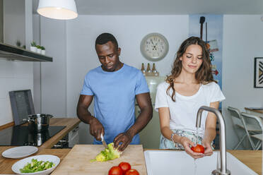 Ehepaar bereitet Salat in der Küche zu - KIJF02646