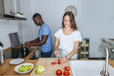 Ehepaar kocht gemeinsam in der Küche - KIJF02649