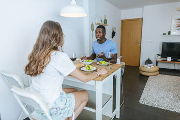 Ehepaar beim Essen im Wohnzimmer - KIJF02652