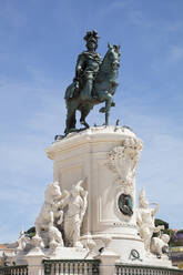 Niedriger Blickwinkel auf die Statue am Praça do Comércio, Lissabon, Portugal - WIF03992