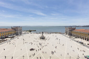 Luftaufnahme von Menschen am Praca do Comércio gegen den Himmel, Lissabon, Portugal - WIF03993