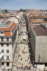 Fußgänger auf der Straße vom Arc de Triomphe aus gesehen, Lissabon, Portugal - WIF03995