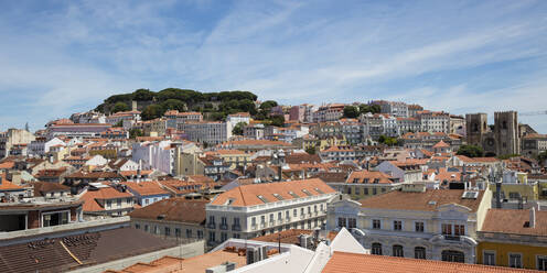 Castelo Sao Jorge vom Triumphbogen aus gesehen gegen den Himmel, Lissabon, Portugal - WIF03996