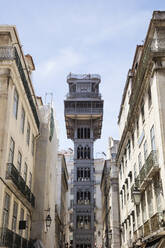 Niedriger Blickwinkel auf Santa Justa Aufzug und Gebäude gegen den Himmel, Lissabon, Portugal - WIF03997