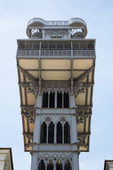 Niedriger Blickwinkel auf den Santa Justa-Aufzug gegen den Himmel, Lissabon, Portugal - WIF03998