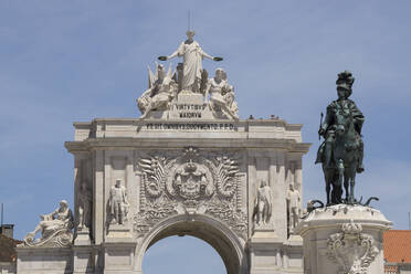 Low angle view of statue and triumphal arch in Lisbon, Portugal - WIF04001