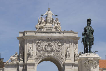Niedriger Blickwinkel auf Statue und Triumphbogen in Lissabon, Portugal - WIF04001