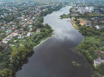 Luftaufnahme des Flusses Wolga inmitten von Land, Moskau, Russland - KNTF03066