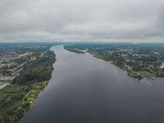 Luftaufnahme des Flusses Wolga vor einer Wolkenlandschaft, Moskau, Russland - KNTF03067