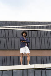 Portrait of stylish man standing on a wall - AFVF03864