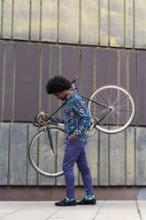 Stilvoller Mann mit Fahrrad in der Stadt - AFVF03887