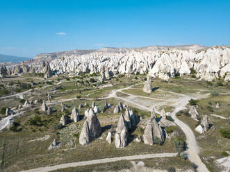 Luftaufnahme der vulkanischen Landschaft gegen den blauen Himmel an einem sonnigen Tag in Kappadokien, Türkei - KNTF03071